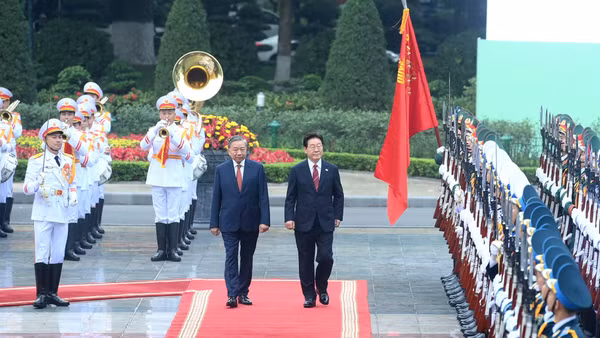 Tổng Bí thư, Chủ tịch nước Tô Lâm và Tổng thống Hàn Quốc Lee Jae Myung duyệt đội danh dự Quân đội nhân dân Việt Nam. (Ảnh: ĐĂNG KHOA)