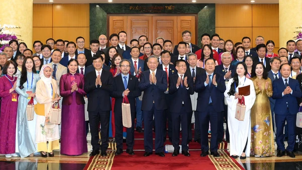 Tổng Bí thư Tô Lâm gặp mặt Đoàn kiều bào tiêu biểu tham dự Chương trình Xuân Quê hương 2026. (Ảnh: ĐĂNG KHOA)