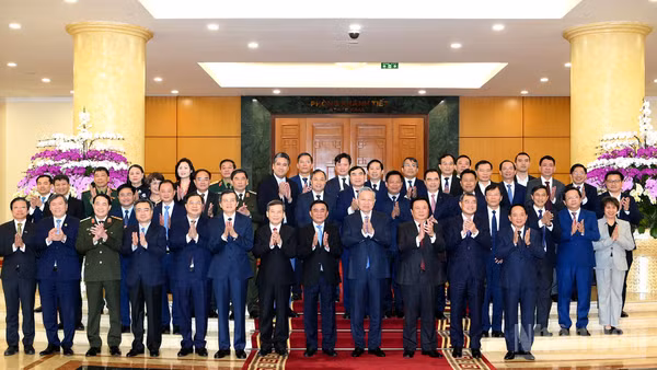 Tổng Bí thư Tô Lâm và các đồng chí lãnh đạo Đảng, Nhà nước và các đại biểu tham dự Hội nghị bố quyết định của Bộ Chính trị thành lập Hội đồng Lý luận Trung ương nhiệm kỳ 2026-2031. (Ảnh: ĐĂNG KHOA)