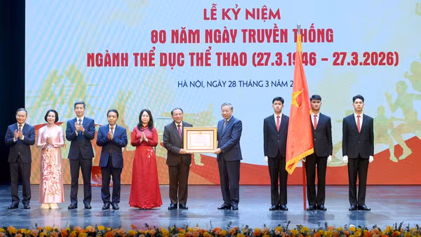 Tổng Bí thư Tô Lâm trao Huân chương Lao động Hạng nhất tặng Cục Thể dục Thể thao Việt Nam (Bộ Văn hóa, Thể thao và Du lịch). (Ảnh: ĐĂNG KHOA)