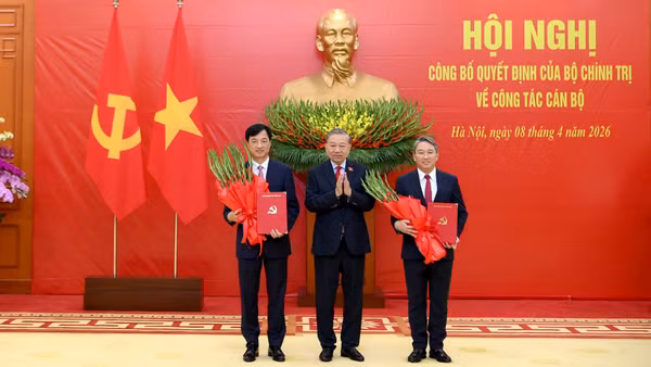 Tổng Bí thư, Chủ tịch nước Tô Lâm trao quyết định bổ nhiệm đồng chí Nguyễn Duy Ngọc giữ chức Trưởng Ban Tổ chức Trung ương, đồng chí Nguyễn Hải Ninh giữ chức Chánh Văn phòng Trung ương Đảng. (Ảnh: ĐĂNG KHOA)