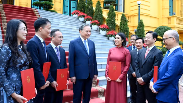 Tổng Bí thư, Chủ tịch nước Tô Lâm nói chuyện với các đại sứ vừa được trao quyết định bổ nhiệm. (Ảnh: ĐĂNG KHOA)