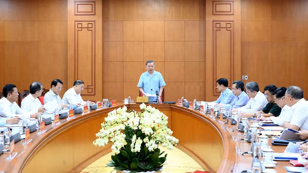 Tổng Bí thư, Chủ tịch nước Tô Lâm chủ trì cuộc làm việc với các cơ quan liên quan về phát triển công nghiệp đóng tàu. (Ảnh: ĐĂNG KHOA)