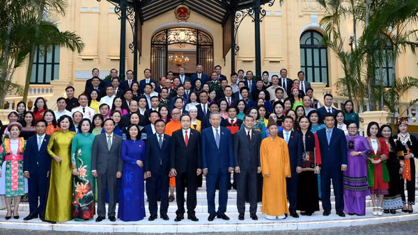 Tổng Bí thư, Chủ tịch nước Tô Lâm và các đồng chí lãnh đạo Đảng, Nhà nước, Mặt trận Tổ quốc Việt Nam với các đại biểu Quốc hội khóa XVI là người dân tộc thiểu số. (Ảnh: ĐĂNG KHOA)