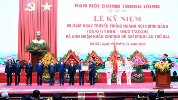Tổng Bí thư Tô Lâm trao Huân chương Hồ Chí Minh (lần thứ hai) tặng Ban Nội chính Trung ương. (Ảnh ĐĂNG KHOA)