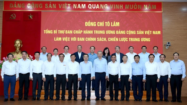 Tổng Bí thư Tô Lâm, các đồng chí lãnh đạo Đảng, Nhà nước và các đại biểu dự cuộc làm việc với Ban Chính sách, Chiến lược Trung ương. (Ảnh: ĐĂNG KHOA)