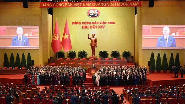 Ban Chấp hành Trung ương khóa XIV ra mắt Đại hội.