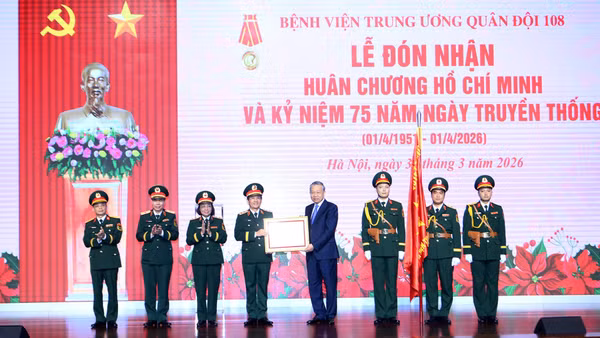 Tổng Bí thư Tô Lâm trao Huân chương Hồ Chí Minh tặng Bệnh viện Trung ương Quân đội 108. (Ảnh: ĐĂNG KHOA)