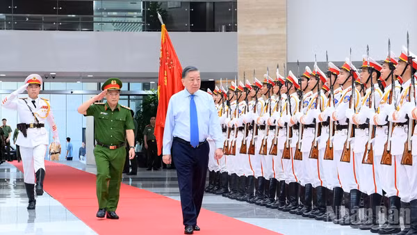 Tổng Bí thư, Chủ tịch nước Tô Lâm duyệt Đội danh dự Công an nhân dân. (Ảnh: ĐĂNG KHOA)