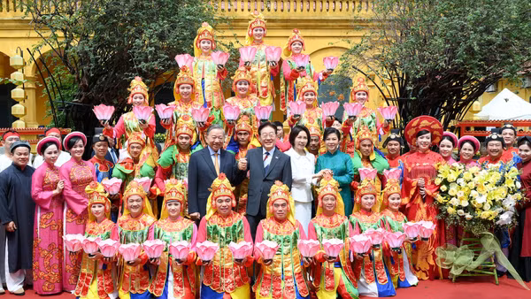 Tổng Bí thư, Chủ tịch nước Tô Lâm và Phu nhân Ngô Phương Ly cùng Tổng thống Hàn Quốc Lee Jae Myung và Phu nhân Kim Hye Kyung với các nghệ sĩ tham dự Chương trình hữu nghị đặc biệt. (Ảnh: ĐĂNG KHOA)