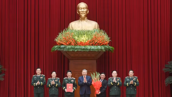 Tổng Bí thư, Chủ tịch nước Tô Lâm trao Quyết định chỉ định tham gia Quân ủy, Ban Thường vụ, Bí thư, Phó Bí thư Quân ủy Trung ương nhiệm kỳ 2025-2030. (Ảnh: ĐĂNG KHOA)