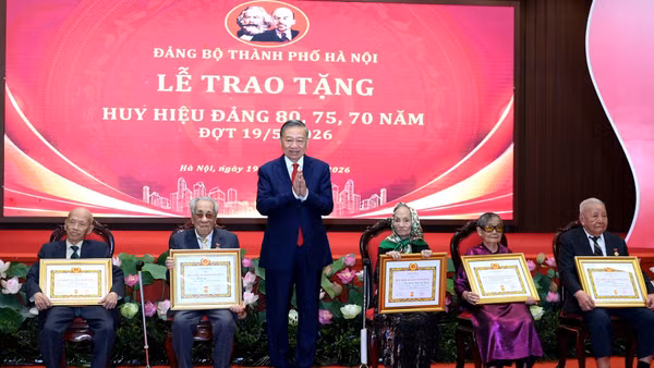 Tổng Bí thư, Chủ tịch nước Tô Lâm trao Giấy chứng nhận cho các đảng viên lão thành được nhận Huy hiệu 80 năm tuổi Đảng. (Ảnh: ĐĂNG KHOA)
