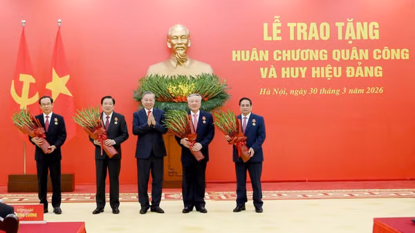 Tổng Bí thư Tô Lâm trao Huân chương Quân công hạng Nhất tặng các đồng chí: Phạm Minh Chính, Ủy viên Bộ Chính trị khóa XIII, Thủ tướng Chính phủ; Nguyễn Hòa Bình, Ủy viên Bộ Chính trị khóa XIII, Phó Thủ tướng Thường trực Chính phủ; Phan Đình Trạc, Ủy viên Bộ Chính trị, Bí thư Trung ương Đảng khóa XIII, nguyên Trưởng ban Nội chính Trung ương; Nguyễn Văn Nên, Ủy viên Bộ Chính trị khóa XIII, Thường trực Tiểu ban Văn kiện Đại hội XIV của Đảng. (Ảnh: ĐĂNG KHOA)