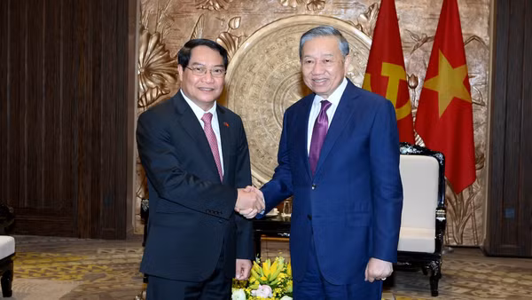 Tổng Bí thư, Chủ tịch nước Tô Lâm và đồng chí Athsaphangthong Siphandone, Ủy viên Trung ương Đảng, Bí thư Thành ủy, Chủ tịch Hội đồng nhân dân Thủ đô Viêng Chăn (Lào). (Ảnh: ĐĂNG KHOA) 