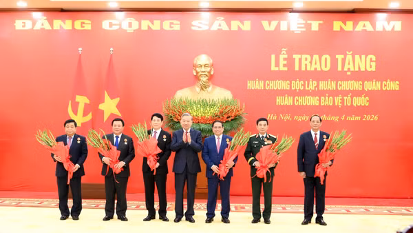 Tổng Bí thư Tô Lâm trao Huân chương Độc lập hạng Nhất và Huân chương Quân công hạng Nhất tặng các đồng chí lãnh đạo, nguyên lãnh đạo Đảng, Nhà nước. (Ảnh: ĐĂNG KHOA) 