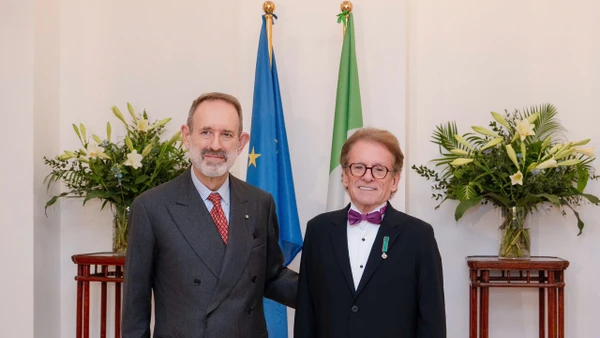 Ông Greig Craff (bên phải) và Đại sứ Cộng hòa Italia tại Việt Nam Marco della Seta tại buổi lễ trao huân chương.