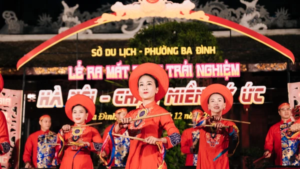 Biểu diễn nghệ thuật trong lễ trong chương trình quảng bá điểm đến Đảo Ngọc-Trúc Bạch và ra mắt tour du lịch trải nghiệm "Hà Nội-Chạm miền ký ức" tại Đền Quán Thánh.