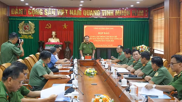 Lãnh đạo Công an tỉnh Vĩnh Long tổ chức họp báo. 