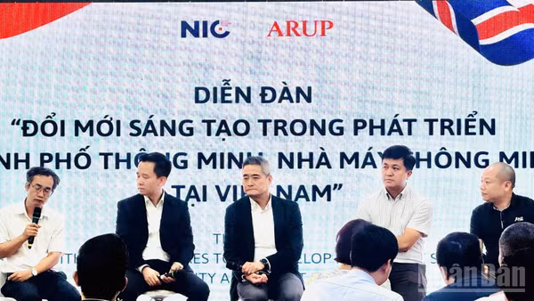 Các diễn giả trao đổi tại phiên thảo luận trong diễn đàn. (Ảnh: HNV)