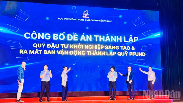 Các đại biểu ấn nút công bố Đề án thành lập quỹ. (Ảnh: HNV)