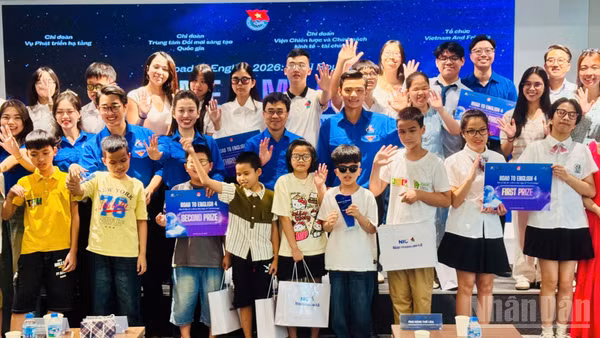 Các thí sinh, đại biểu và Ban tổ chức sau kết thúc cuộc thi. (Ảnh: HNV)