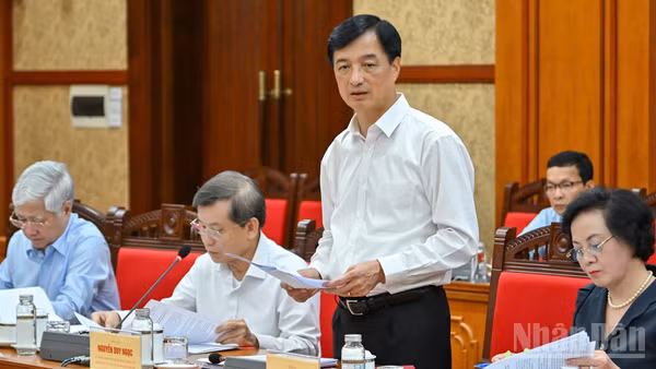 Đồng chí Nguyễn Duy Ngọc phát biểu tại phiên họp. (Ảnh: Thủy Nguyên)