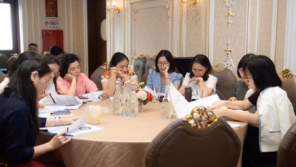 Các đại biểu chăm chú theo dõi các nội dung được chia sẻ tại khóa học. (Ảnh: T.N)