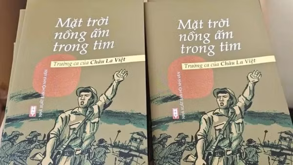 Tập trường ca "Mặt trời nồng ấm trong tim" của nhà văn Châu La Việt.