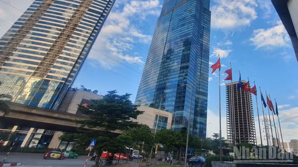 Với các thị trường tăng trưởng nhanh như Việt Nam, thách thức của khách thuê không còn nằm ở việc tìm kiếm mặt bằng, mà là bảo đảm các văn phòng có thể vận hành theo tốc độ và tiêu chuẩn tăng trưởng của doanh nghiệp. (Ảnh HNV)
