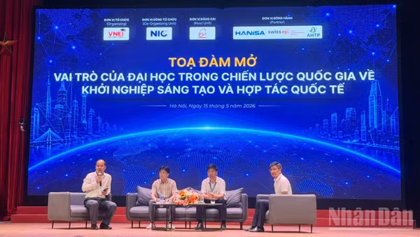 Các diễn giả trao đổi tại phiên đối thoại trong khuôn khổ diễn đàn. (Ảnh: HNV)