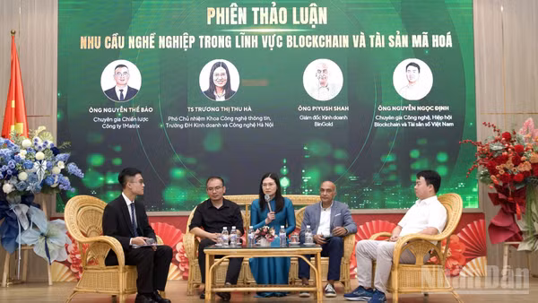 (Từ phải qua): ông Nguyễn Ngọc Định, ông Piyush Shah, TS Trương Thị Thu Hà và ông Nguyễn Thế Bảo tham gia thảo luận về nhu cầu nghề nghiệp trong lĩnh vực Blockchain và tài sản mã hóa. (Ảnh: PV)
