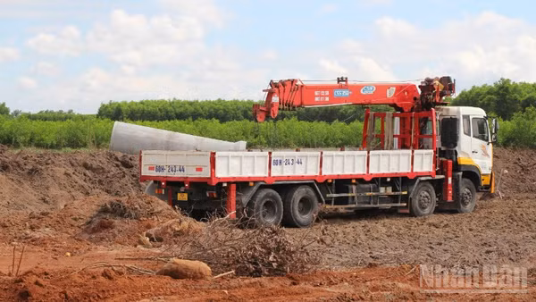 Công nhân đang thi công đường 25C đoạn nối trực tiếp vào đường T1 tới sân bay Long Thành.