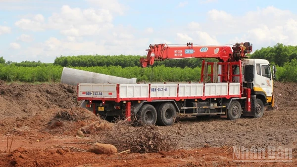 Công nhân đang thi công đường 25C đoạn nối trực tiếp vào đường T1 tới sân bay Long Thành.