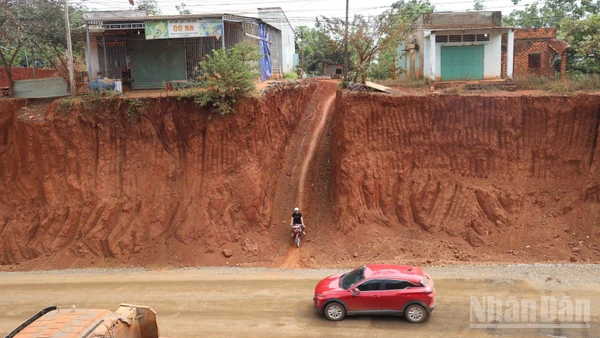 Hạ cốt nền làm đường khiến nhà chênh vênh bên mép vực sâu ở xã Tân Lợi, tỉnh Đồng Nai.
