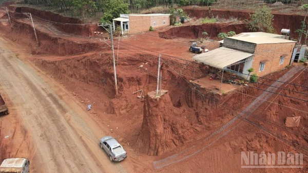 Việc hạ cốt nền trong quá trình thực hiện Dự án đầu tư mở rộng đường ĐT753, khiến 8 hộ dân bị ảnh hưởng. Đây là 8 hộ nằm trong phạm vi giải phóng mặt bằng để thực hiện dự án.