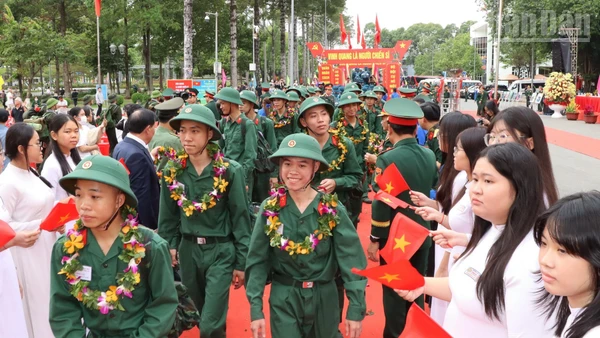 Thanh niên Đồng Nai nô nức lên đường nhập ngũ bảo vệ Tổ quốc.