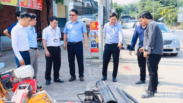 Lãnh đạo xã An Viễn kiểm tra việc chuẩn bị thi công dự án lắp đặt tuyến ống cấp nước sạch trên địa bàn ấp An Phú.