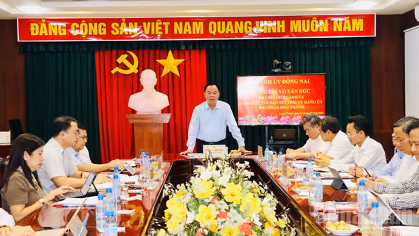 Phó Bí thư Thành ủy Đồng Nai Võ Tấn Đức chủ trì buổi làm việc.