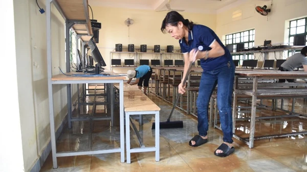 Giáo viên Trường trung học cơ sở Phước Tân 1 dọn dẹp phòng học sau lũ.