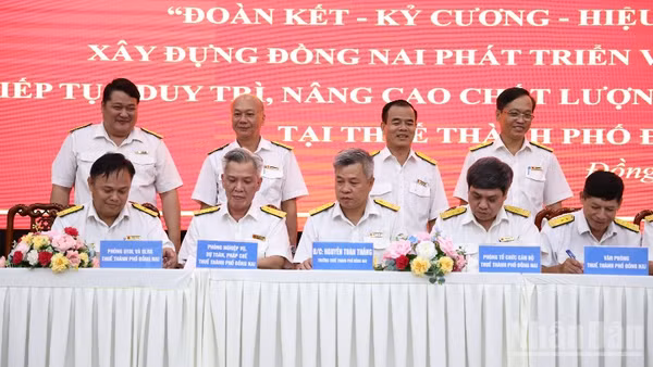 Trưởng Thuế thành phố Đồng Nai và trưởng các phòng ký kết giao ước thực hiện đợt thi đua.