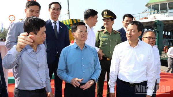 Phó Thủ tướng Chính phủ Mai Văn Chính cùng Bí thư Tỉnh ủy Đồng Nai Vũ Hồng Văn và các đại biểu tham dự lễ động thổ dự án cầu Cát Lái.