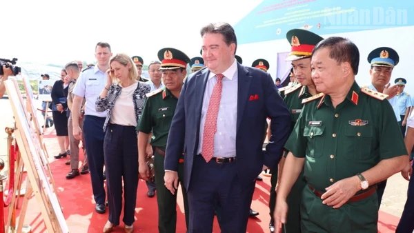 Thượng tướng Hoàng Xuân Chiến cùng Đại sứ Đặc mệnh toàn quyền Hợp chúng quốc Hoa Kỳ tại Việt Nam Marc Evans Knapper tại sự kiện ở sân bay Biên Hòa sáng 15/9.