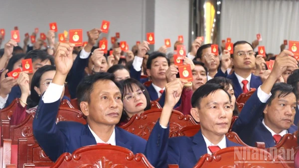 Các đại biểu tham gia biểu quyết thông qua Nghị quyết tại phiên bế mạc.