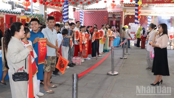 Người dân đến tham quan Di tích chùa Ông sáng 1/2.