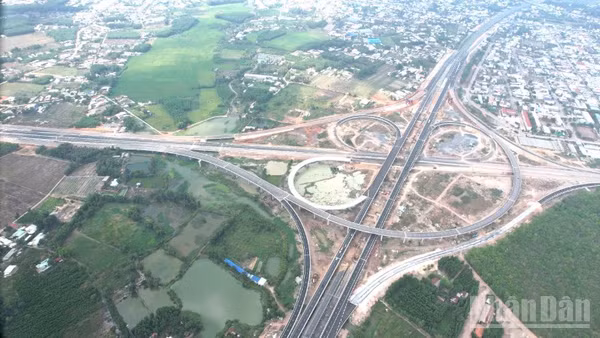 Thi công một dự án giao thông trọng điểm quốc gia trên địa bàn tỉnh Đồng Nai.