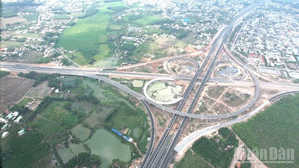 Thi công một dự án giao thông trọng điểm quốc gia trên địa bàn tỉnh Đồng Nai.