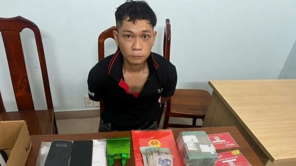 Đối tượng Đỗ Văn Được bị bắt giữ, cùng tang vật.