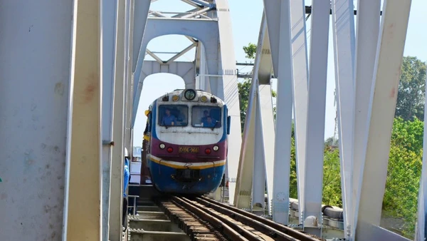 Sau 5 ngày gián đoạn, đường sắt bắc-nam qua cầu Ghềnh thông tuyến trở lại.