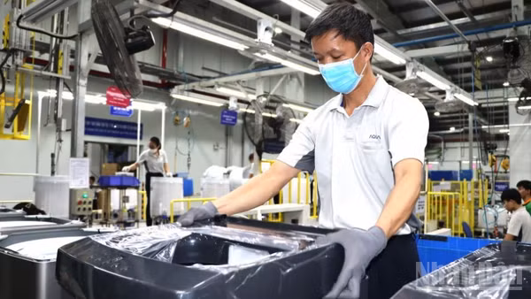 Công nhân trong giờ làm việc tại một nhà máy ở Khu công nghiệp Biên Hòa 2, tỉnh Đồng Nai.