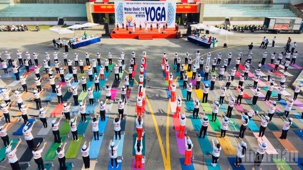 Người dân Đồng Nai đồng diễn Yoga tại sự kiện.